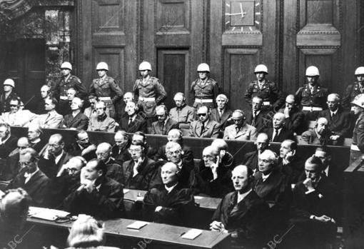 Anuncio de la condena de doce Lideres Nazis en el juicio de Nuremberg, de Izq. A Dcha.En primera fila del banquillo de Acusados: Goering, Hess, Von Ribbentrop, Keitel, Kaltembrunner, Rosenberg, Franck Frick, Streicher, Funck y Schacht. En segunda Fila: Doenitz, Raeder Von Schirach, Sauckel, Jodl, Von Papen, Sayss Inquart, Speer, Von Neurath y Fritzsche.